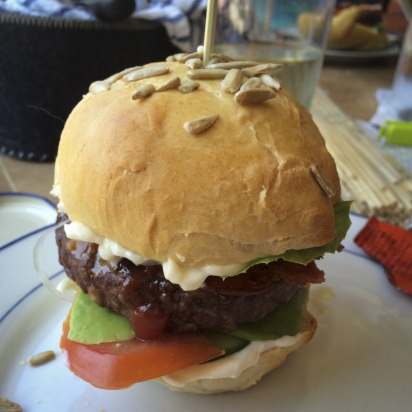 Hjemmelavet burger med hjemmebagt burgerbolle og hjemmedyrket grønt