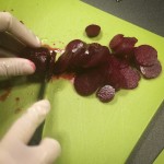 Brug gummihandsker, når du skærer rødbederne :-)